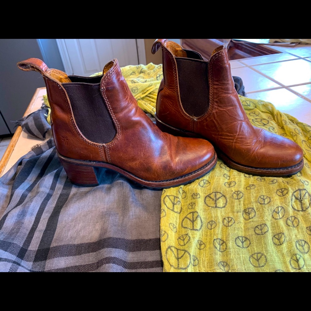 Frye boot  size 7.5 but fits closer 8